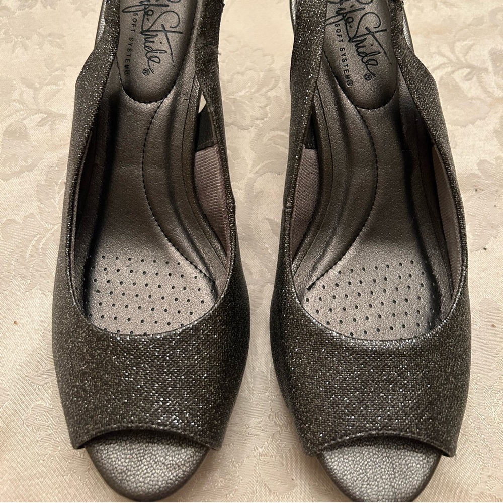 Life Stride high heel pump